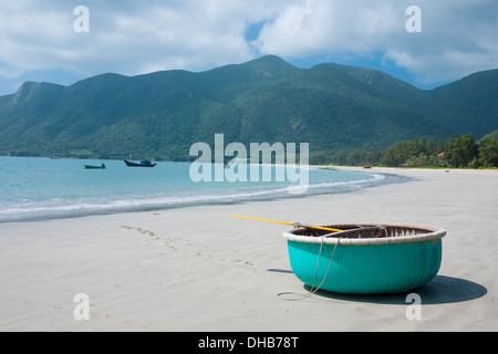 Ein Blick auf ein Türkis, kreisförmige Ruderboot auf Hai Beach auf Con Son Island, einer Insel der Con Dao in Vietnam. Stockfoto