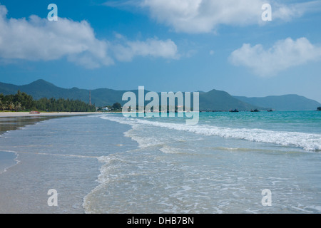 Ein Blick auf Hai Beach und das Südchinesische Meer.  Con Son Insel, Con Dao Islands, Vietnam. Stockfoto