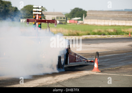 Dragster vor einem Rennen zum Heizen der Reifen und verbessern Griff Ausbrennen Stockfoto