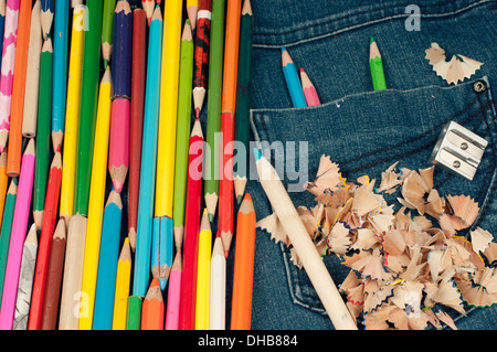 Verschiedene Arten von Stiften auf der Jeans-Textur Stockfoto
