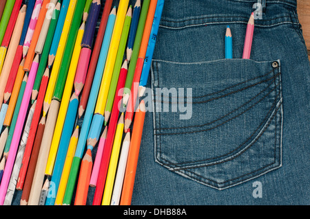 Verschiedene Arten von Stiften auf der Jeans-Textur Stockfoto
