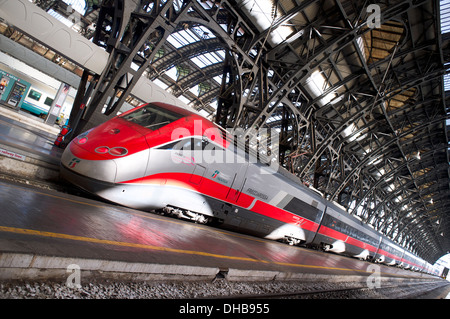 Trenitalia ETR 500 Freccia Rossa, Hauptbahnhof, Mailand, Lombardei, Italien Stockfoto