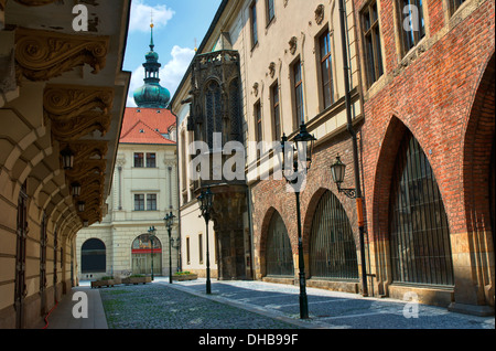 Karolinums - mittelalterliche Universität Prag gegründet 1348, auf der linken Estates Theater Stockfoto