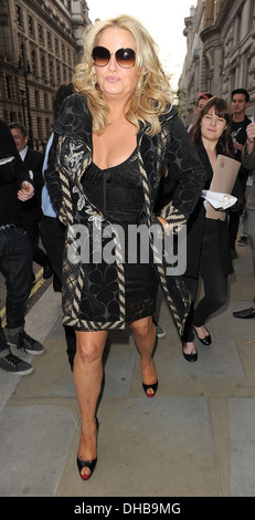 Jennifer Coolidge Förderung ihres neuen Films "American Reunion" an verschiedenen Orten in der Stadt London England - 16.04.12 Stockfoto