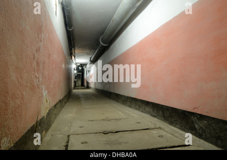 Verlassener oder Leerer unterirdischer Korridor oder Tunnel in Fort Saint Gobain auf der Maginot-Linie Modane France Stockfoto