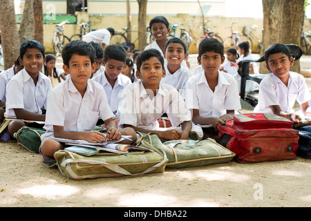 Indische Bauerndorf High-School-jungen in einer freien Klasse. Andhra Pradesh, Indien Stockfoto