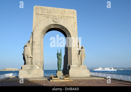 Monument Aux Morts d ' Orient War Memorial & Ferry Boat Vallon des Auffes Corniche Road oder Waterfront Marseille Provence Frankreich Stockfoto