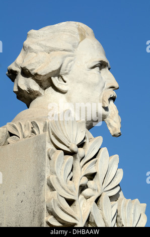 Statue, Skulptur oder Porträt von Frédéric Mistral, 1830-1914, französischer Schriftsteller und Dichter, auf Dem Gelände des Palais Longchamp Marseille France Stockfoto