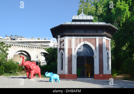 Oriental-Style Elephant House oder Animal House im Marseille Funny Zoo in den Gärten des Palais Longchamp Marseille Provence France Stockfoto