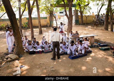 Ländliche Indianerdorf Schulmädchen und Lehrer in einer freien Klasse. Andhra Pradesh, Indien Stockfoto