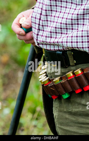 Ein Mann mit einem Patronengürtel mit Schrotflinte Patronen Stockfoto