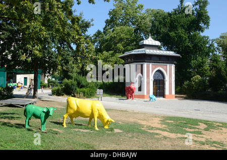 Oriental-Style oder Mughal-Style Elephant House & Plastic Resin Animals im Marseille Funny Zoo Palais Longchamp Gardens Marseille France Stockfoto