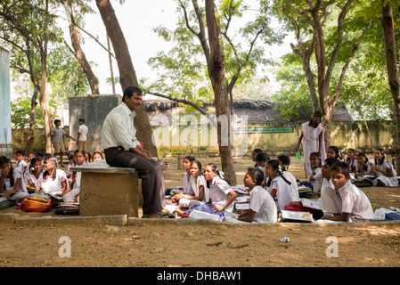 Indische Dorf High School Lehrer und Kinder in einer freien Klasse. Andhra Pradesh, Indien Stockfoto