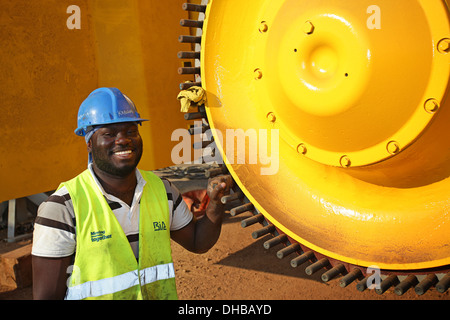 Porträt des sambischen Bergbau Mitarbeiter. Hart arbeitenden Menschen mit Schutzhelm. Stockfoto