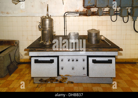 Alter Militärherd oder Herd & Küche im Historischen, unterirdischen und Verlassenen Fort Saint Gobain an der Maginot-Linie Modane Savoie France Stockfoto