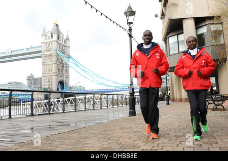 Mary Keitany und Emmanuel Mutai Photocall für zurückkehrende Meister der letzten Jahre (2011)-London-Marathon im St. Katherine Docks Stockfoto