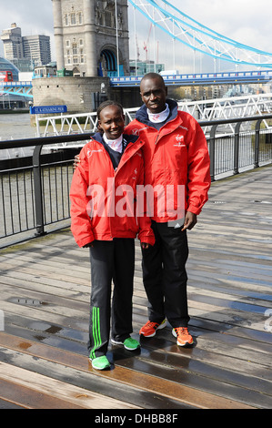 Mary Keitany und Emmanuel Mutai Photocall für zurückkehrende Meister der letzten Jahre (2011)-London-Marathon im St. Katherine Docks Stockfoto