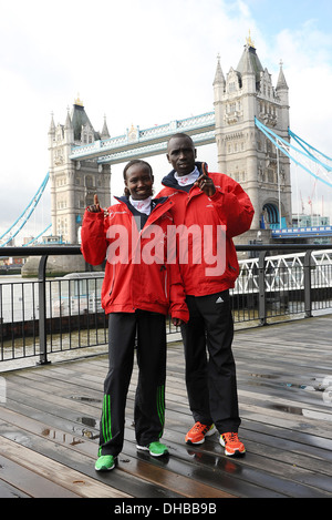 Mary Keitany und Emmanuel Mutai Photocall für zurückkehrende Meister der letzten Jahre (2011)-London-Marathon im St. Katherine Docks Stockfoto