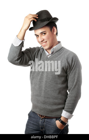 Attraktiveren jungen Mann mit schwarzem Hut lächelnd. Isoliert Stockfoto