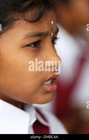 Indische Schülerinnen und Schüler singen Andhra Pradesh in Indien Stockfoto