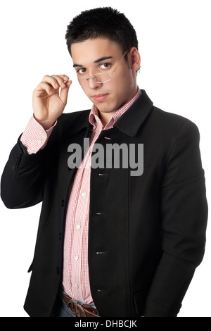 Hübscher junger Mann in einer schwarzen Jacke und Gläser Stockfoto