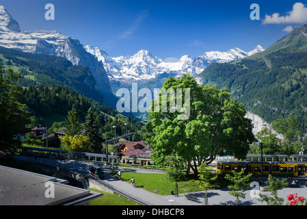 Alpine Landschaft über Wengen mit Bahnhof im Vordergrund Stockfoto