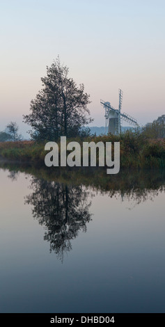 Ein Blick auf den Fluss Ant in den Norfolk Broads im Turf Moor Stockfoto