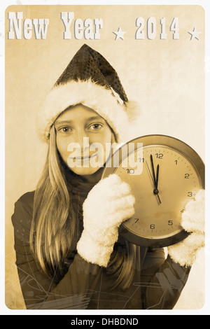 Retro-Postkarte mit Mädchen in Santa Claus Hut und eine Uhr, vertikale Stockfoto