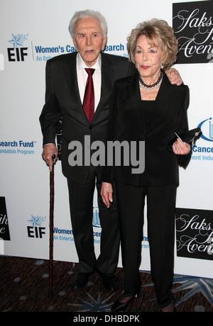 Kirk Douglas und Anne Douglas unvergesslichen Abend zugunsten EIFs Frauen Cancer Research Fund statt im Beverly Hilton Hotel Stockfoto