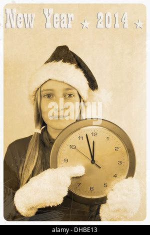 Retro-Postkarte - Mädchen im Weihnachtsmann-Mütze mit Uhr, Abbildung Stockfoto