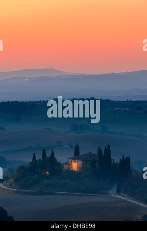 Berühmte Podere Belvedere im Morgenlicht, im Herzen der Toskana, in der Nähe von San Quirico in de Val d ' Orcia-Tal Stockfoto