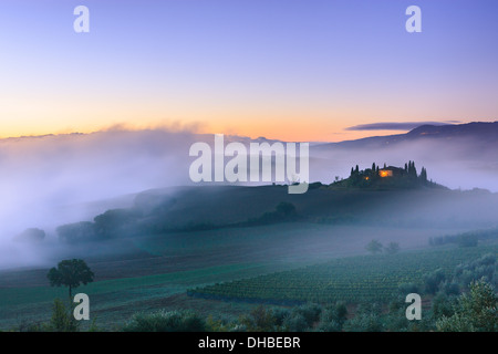 Berühmte Podere Belvedere im Morgenlicht, im Herzen der Toskana, in der Nähe von San Quirico in de Val d ' Orcia-Tal Stockfoto