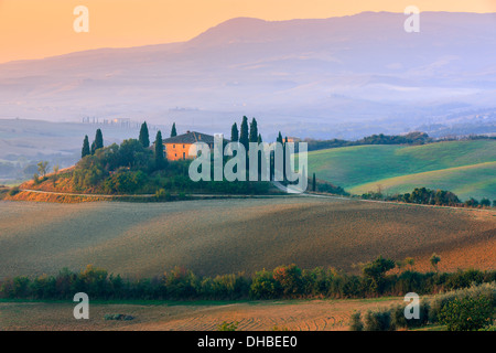 Berühmte Podere Belvedere im Morgenlicht, im Herzen der Toskana, in der Nähe von San Quirico in de Val d ' Orcia-Tal Stockfoto