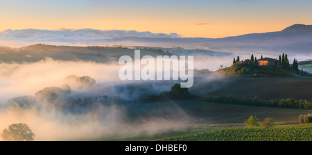 Berühmte Podere Belvedere im Morgenlicht, im Herzen der Toskana, in der Nähe von San Quirico in de Val d ' Orcia-Tal Stockfoto