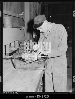 Bohren Sie Alex Rockliff, Sealeyville, Indiana, zurückspulen Anker des Motors in Dooley verwendet. Pyramide Coal Company, Sieg... 540346 Stockfoto