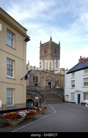 St John the Baptist Church, Axbridge, Somerset, UK vom Hauptplatz entfernt. Stockfoto