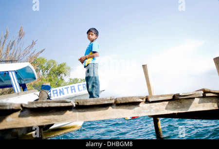 Guatemaltekische Junge schaut auf das Deck in San Marcos la Laguna, Solola, Guatemala. Stockfoto