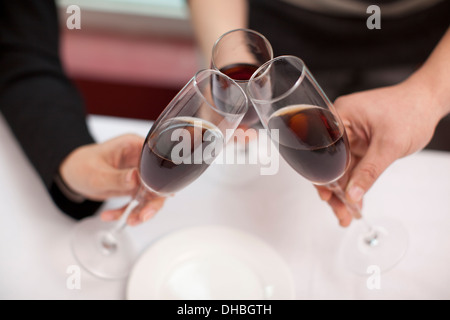Geschäftsleute, toasten Gläser am Tisch im Restaurant, Close-up Stockfoto