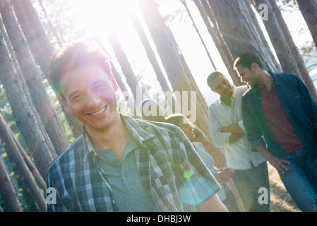 Direkt am See.  Eine Freunde kamen im Sommer im Schatten der Pinien. Stockfoto