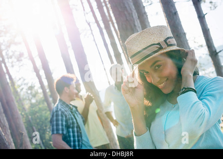 Direkt am See.  Eine Freunde kamen im Sommer im Schatten der Pinien. Stockfoto