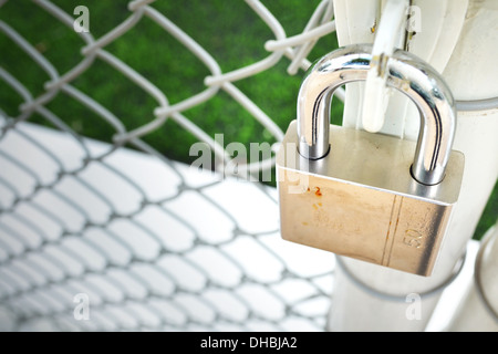 Sperre Metalltür mit Netz. Stockfoto