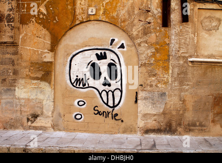 Straße Kunst gesehen in einer Wand in Palma de Mallorca, auf der spanischen Balearen-Insel. Stockfoto