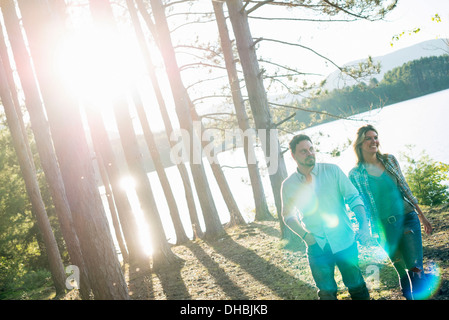 Ein paar Wandern im Wald am Ufer eines Sees. Stockfoto