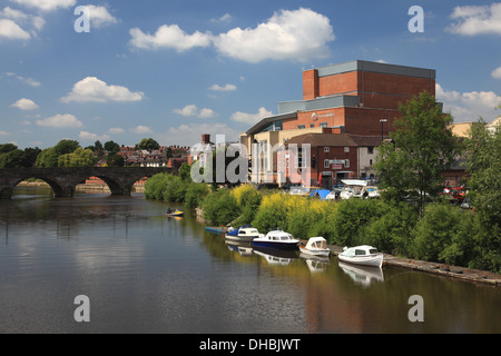 Kreuzer auf den Fluss Severn in Shrewsbury mit der walisischen Bridge und Theatre Severn auf der rechten Seite Stockfoto