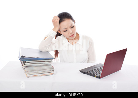 Porträt einer Geschäftsfrau Blick auf Laptop mit Dateien Stockfoto