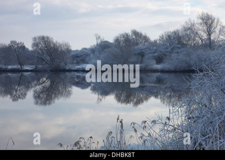 Der Fluß Yare am Surlingham an einem Wintertag in den Norfolk Broads Stockfoto