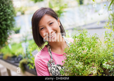 Arbeiten auf einem Bio-Bauernhof. Eine Frau, die tendenziell Jungpflanzen in einem Glashaus. Stockfoto