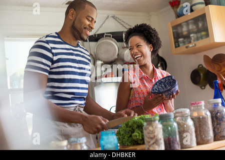 Lebensstil. Zwei Personen arbeiten in einer Landhausküche. Stockfoto