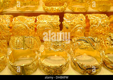Goldene Armbänder Schmuck im Shop in Gold-Souk in Deira Viertel von Dubai Vereinigte Arabische Emirate Stockfoto