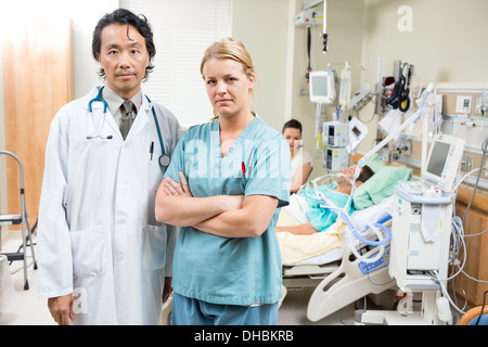 Zuversichtlich, Arzt und Krankenschwester mit Patienten im Krankenhaus Stockfoto